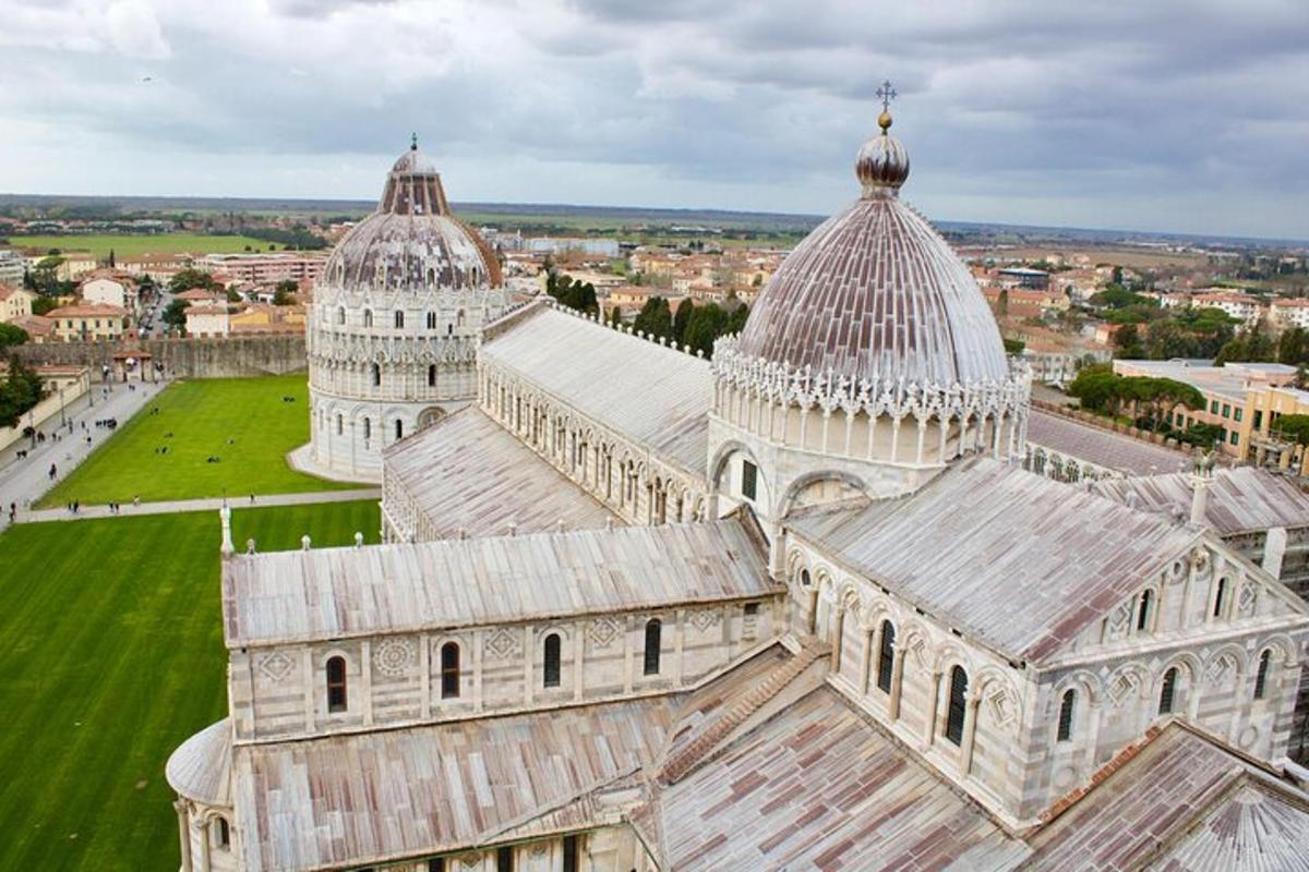 una vista aérea de una catedral con dos cúpulas