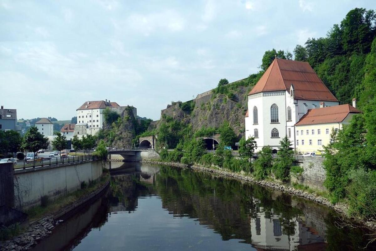 budova na kopci pri rieke