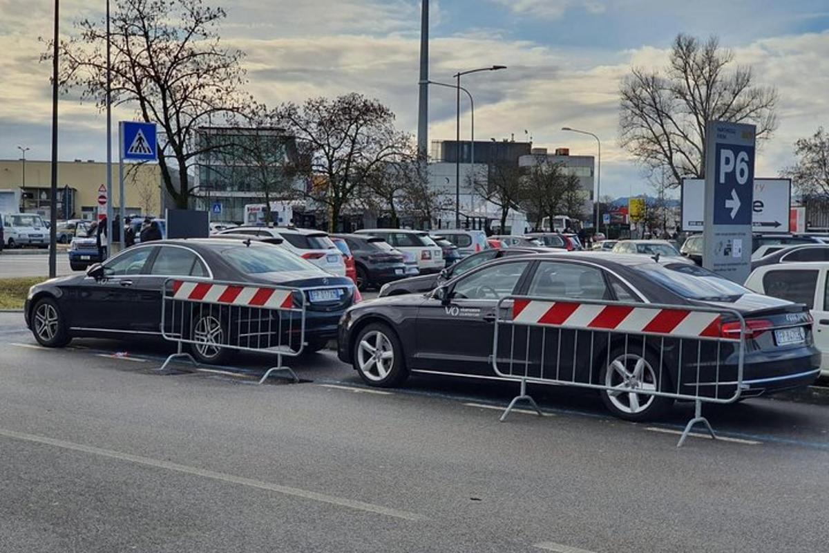 dois carros estão estacionados em um posto de gasolina