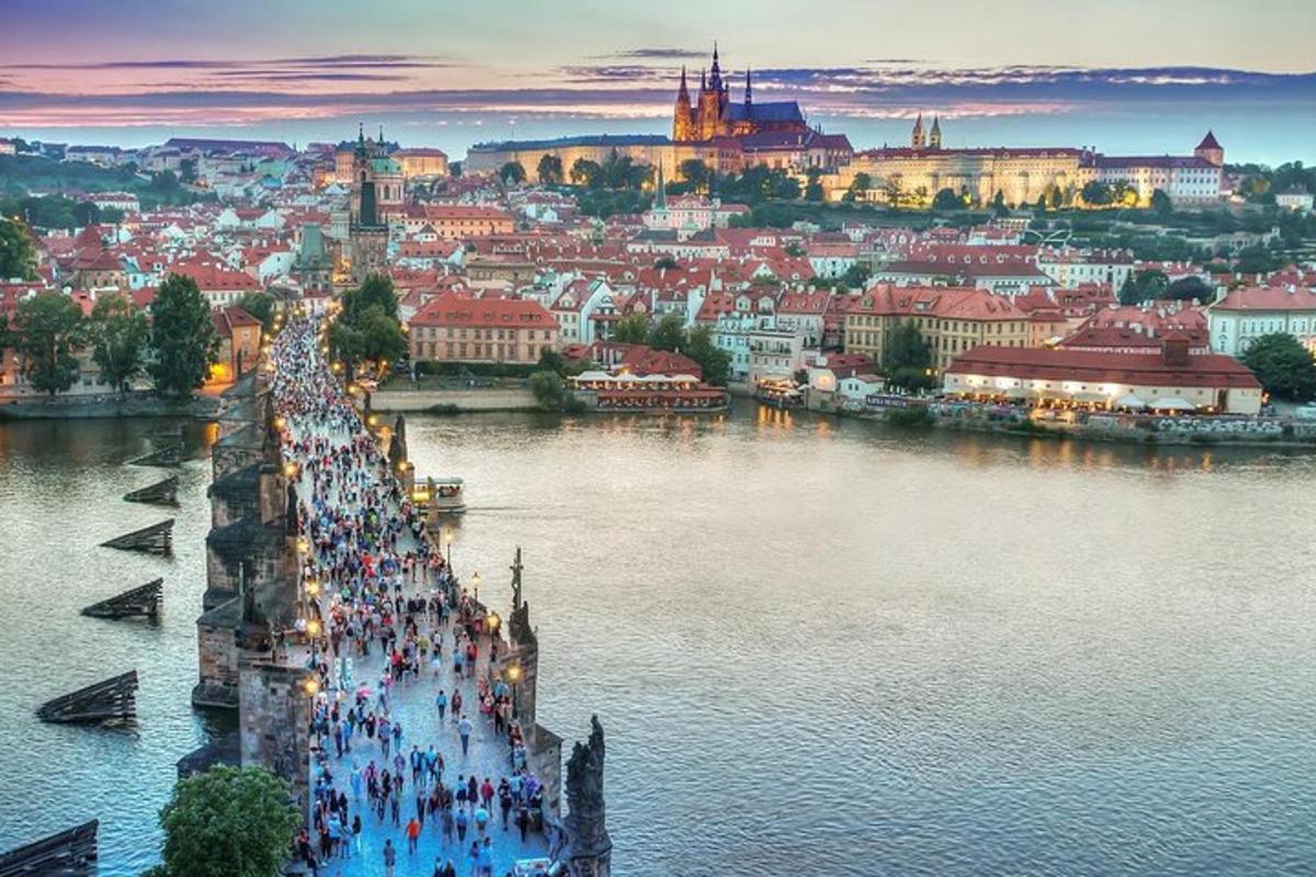 skupina lidí jdoucích po mostě přes řeku