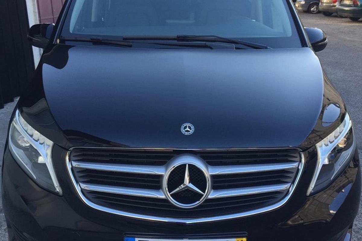 auto Mercedes Benz zaparkované na parkovišti