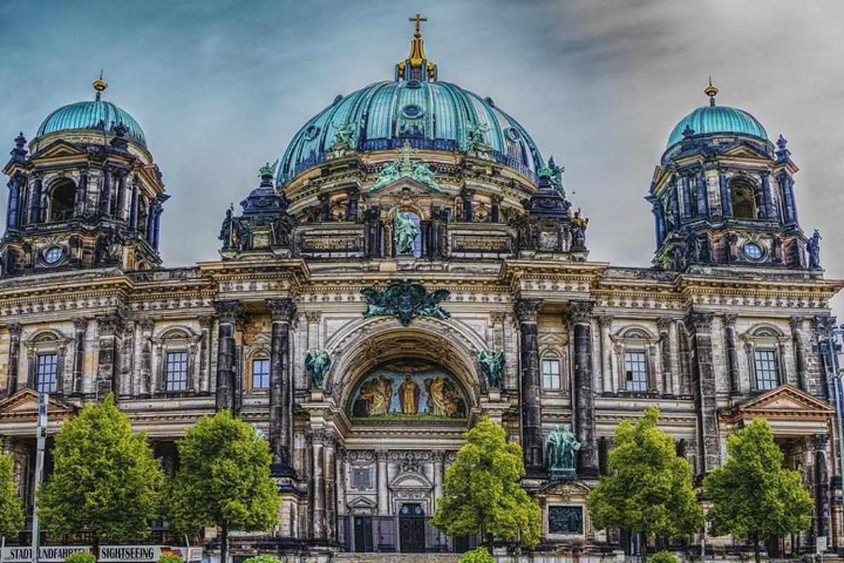 um grande edifício com duas cúpulas no topo
