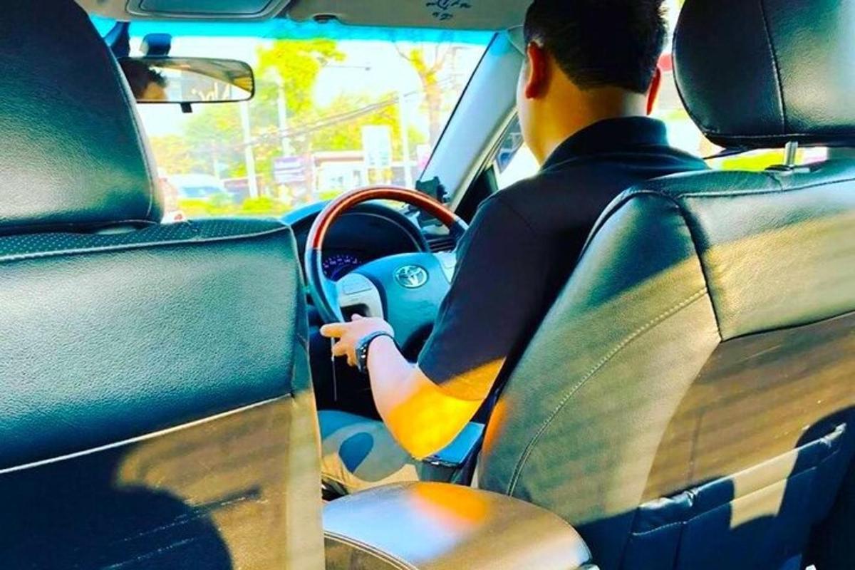 un uomo seduto in macchina mentre guida