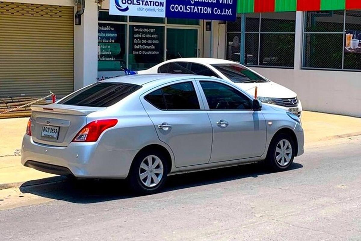 un'auto argentata parcheggiata sul ciglio di una strada