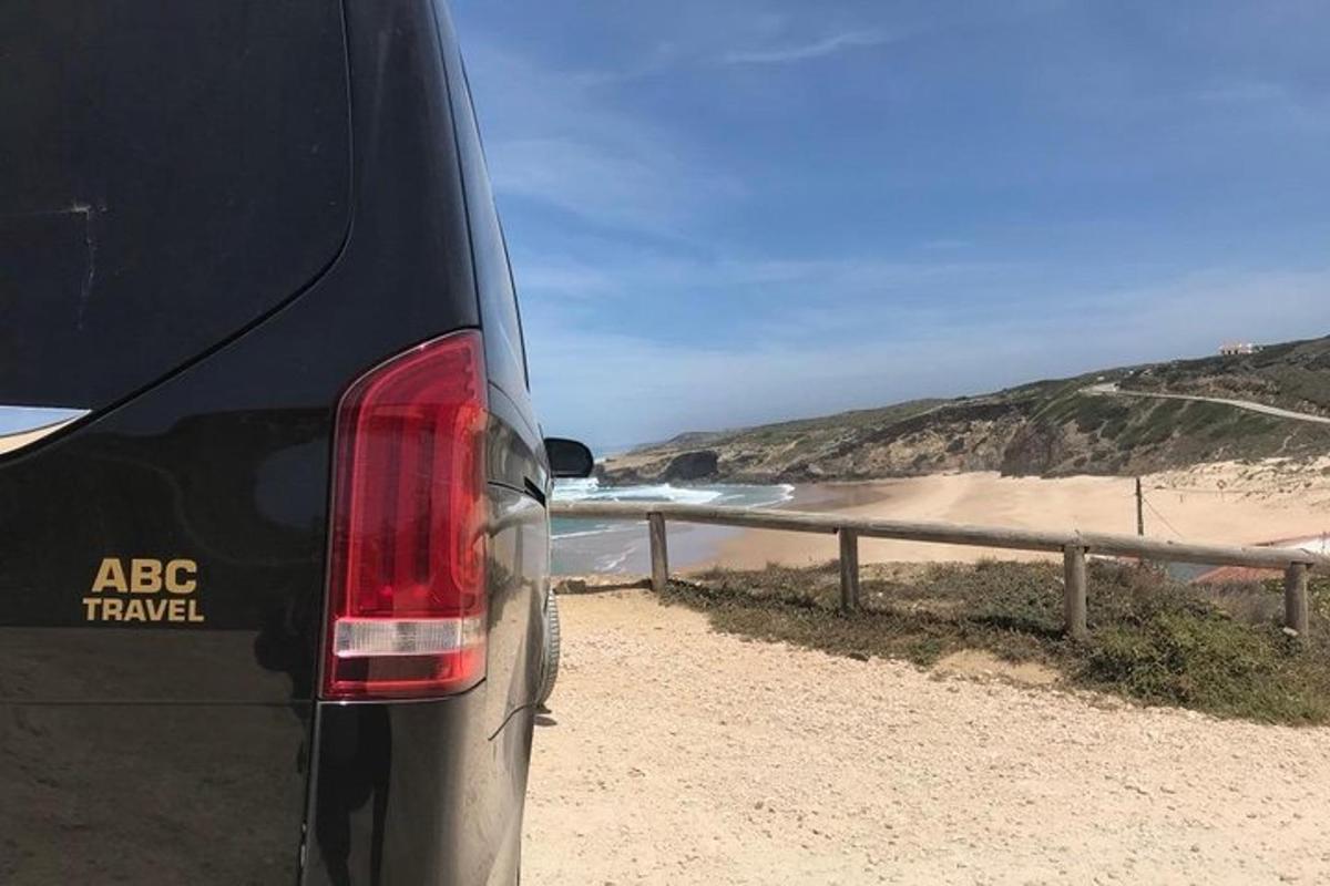 pemandangan bagian belakang mobil yang diparkir di pantai