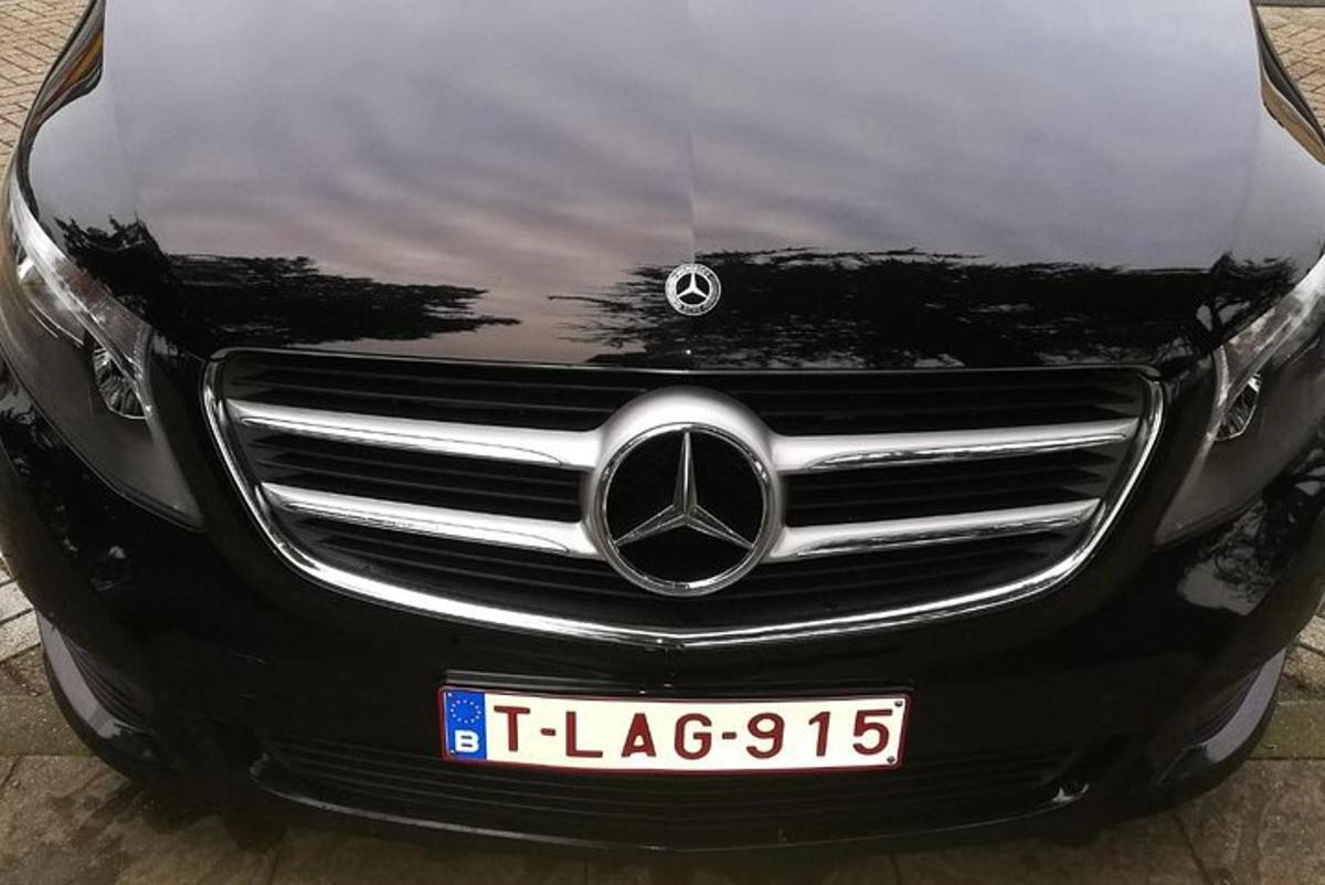 Mercedes Benz bíll með bílnúmeri á honum