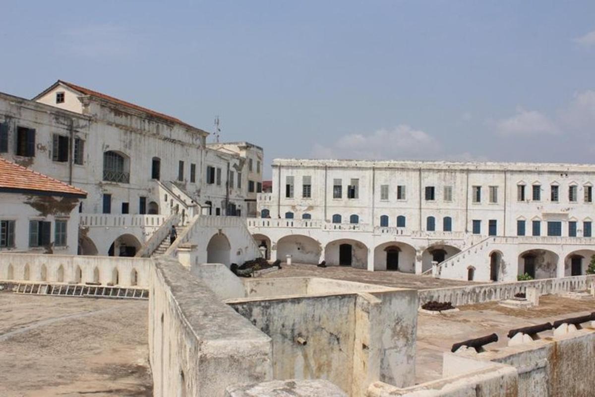 um grupo de edifícios brancos em uma cidade