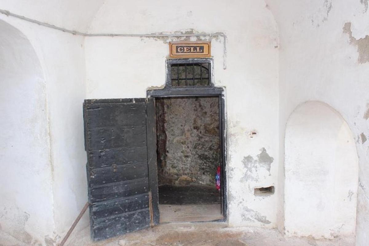 uma velha porta de madeira com uma placa na parede