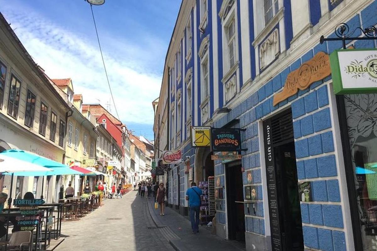Una calle de la ciudad con gente caminando por la calle.
