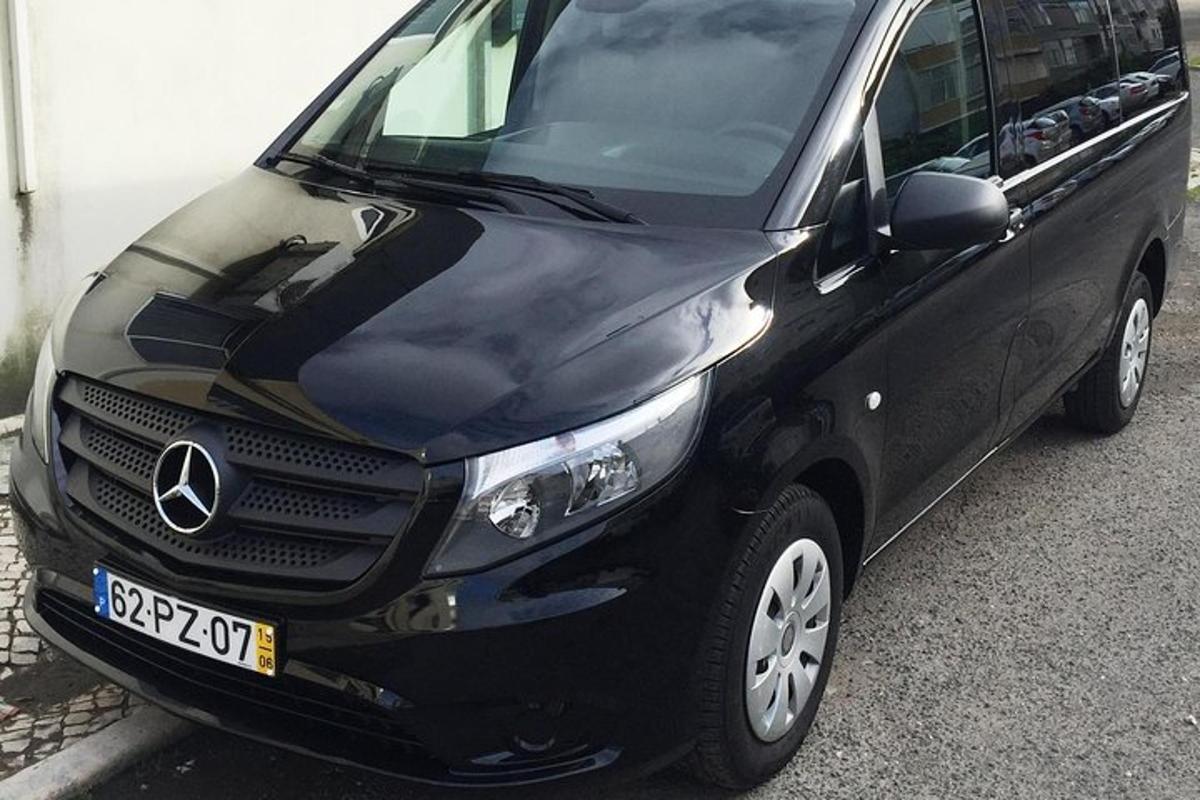 um carro preto estacionado em um estacionamento