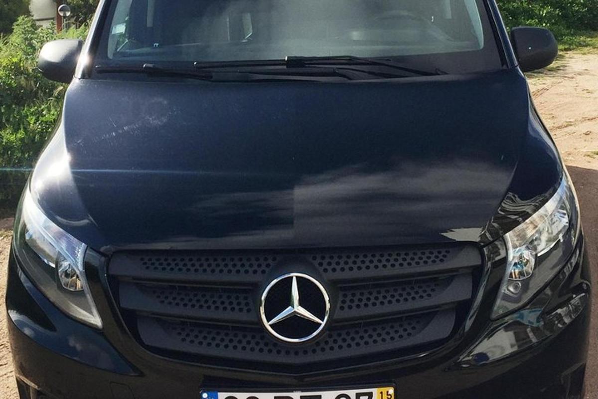 un'auto Mercedes Benz parcheggiata in un vialetto