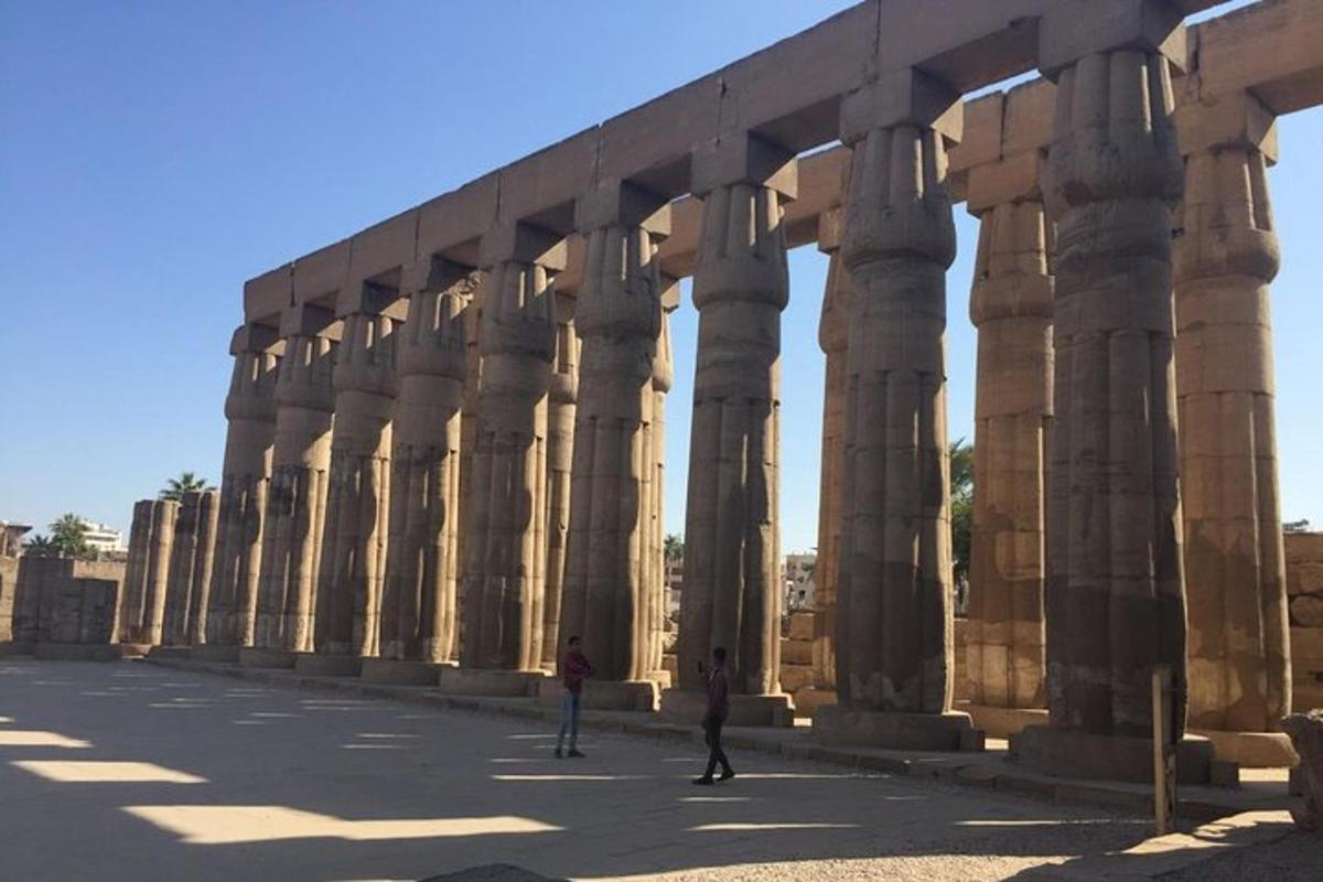 Δύο άνθρωποι στέκονται μπροστά από ένα κτίριο με κολώνες