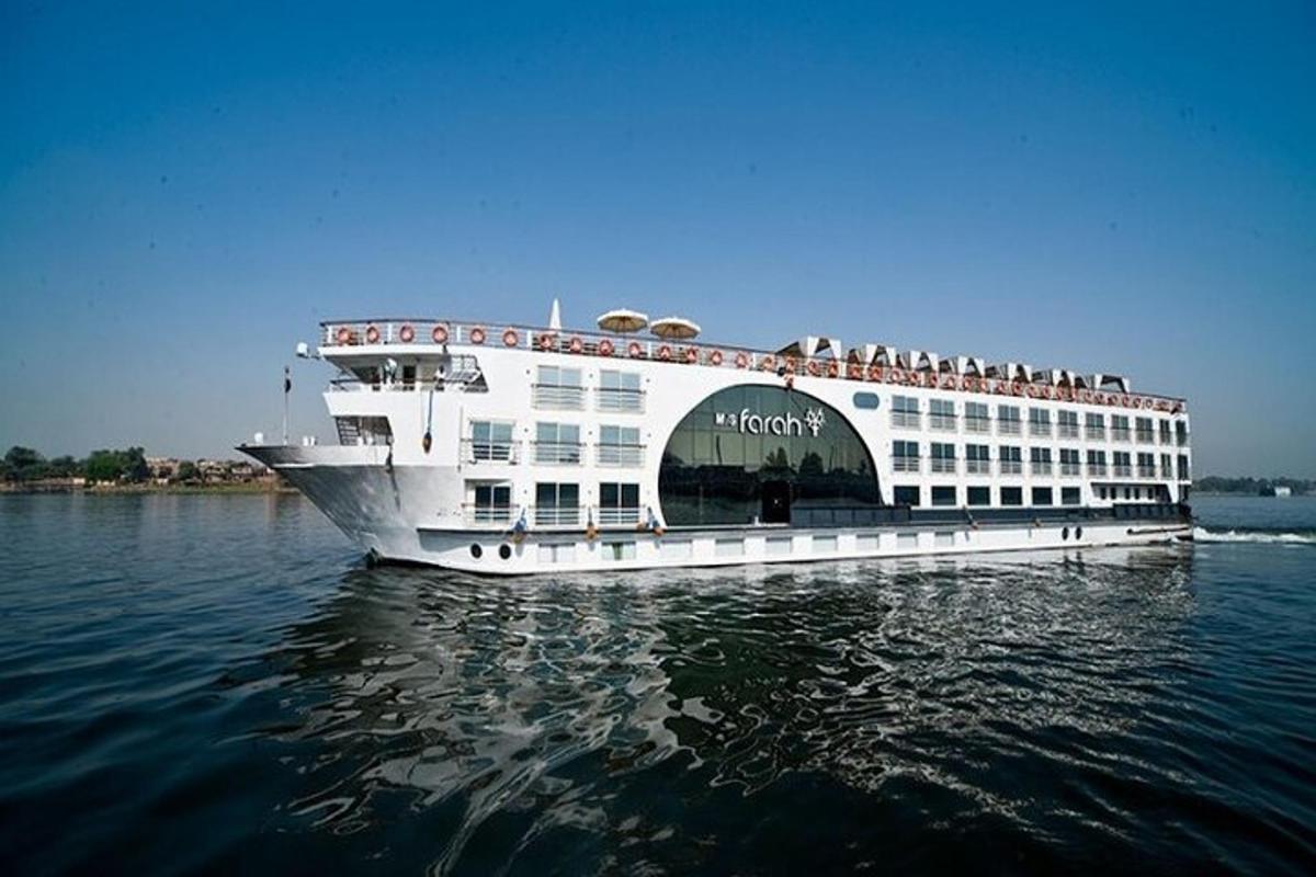 Un crucero en el agua con gente a bordo.