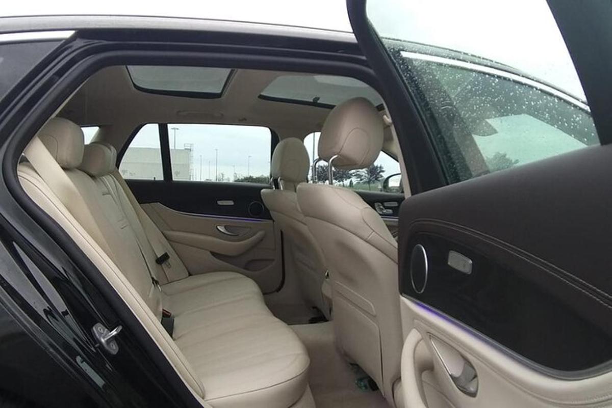 pemandangan tempat duduk belakang kereta