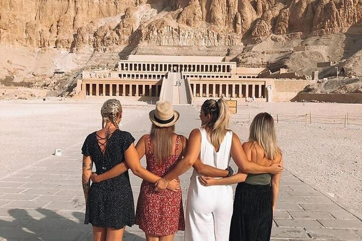 un gruppo di donne in piedi davanti a un edificio