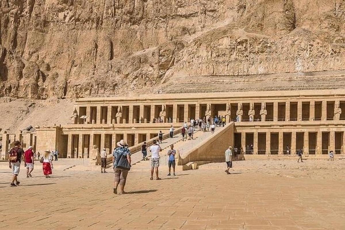 un gruppo di persone che camminano davanti a un edificio