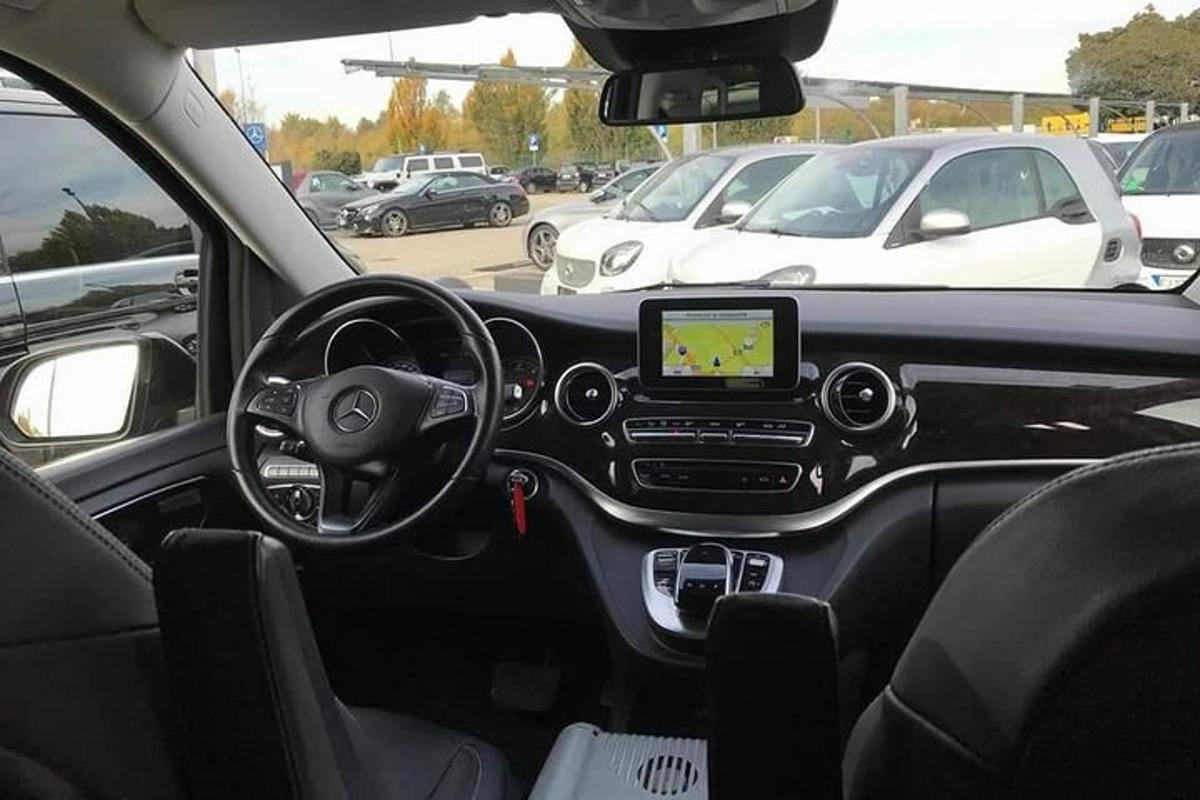 vaade auto sisemusele armatuurlauaga