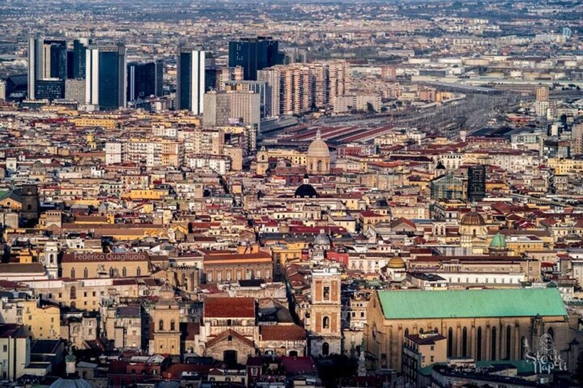 una vista aerea di una città con edifici alti