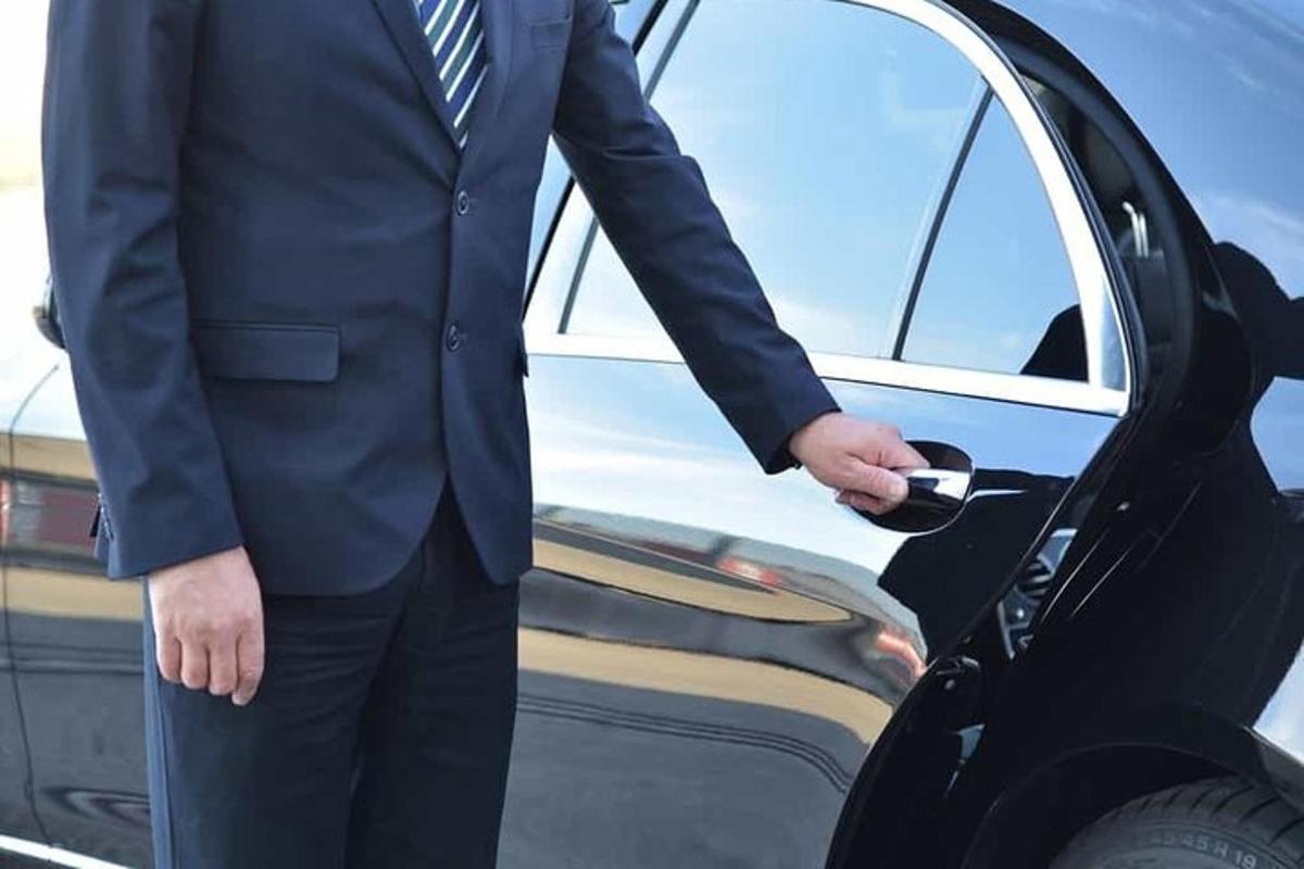 ülikonnas mees väljub autost