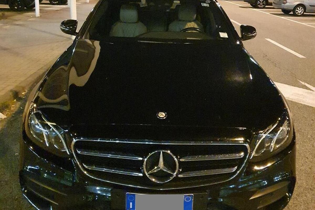 tänava äärde pargitud sõiduauto Mercedes-Benz