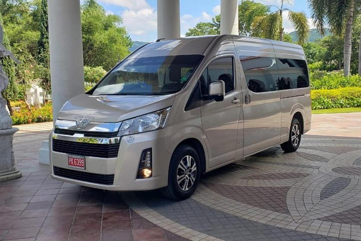 Una camioneta plateada estacionada en un estacionamiento