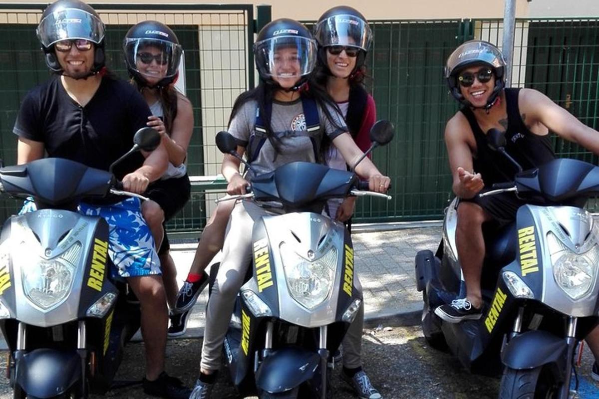 Skupina lidí sedí na motorkách