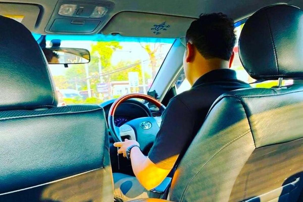 seorang lelaki memandu kereta dengan papan luncur di papan pemuka