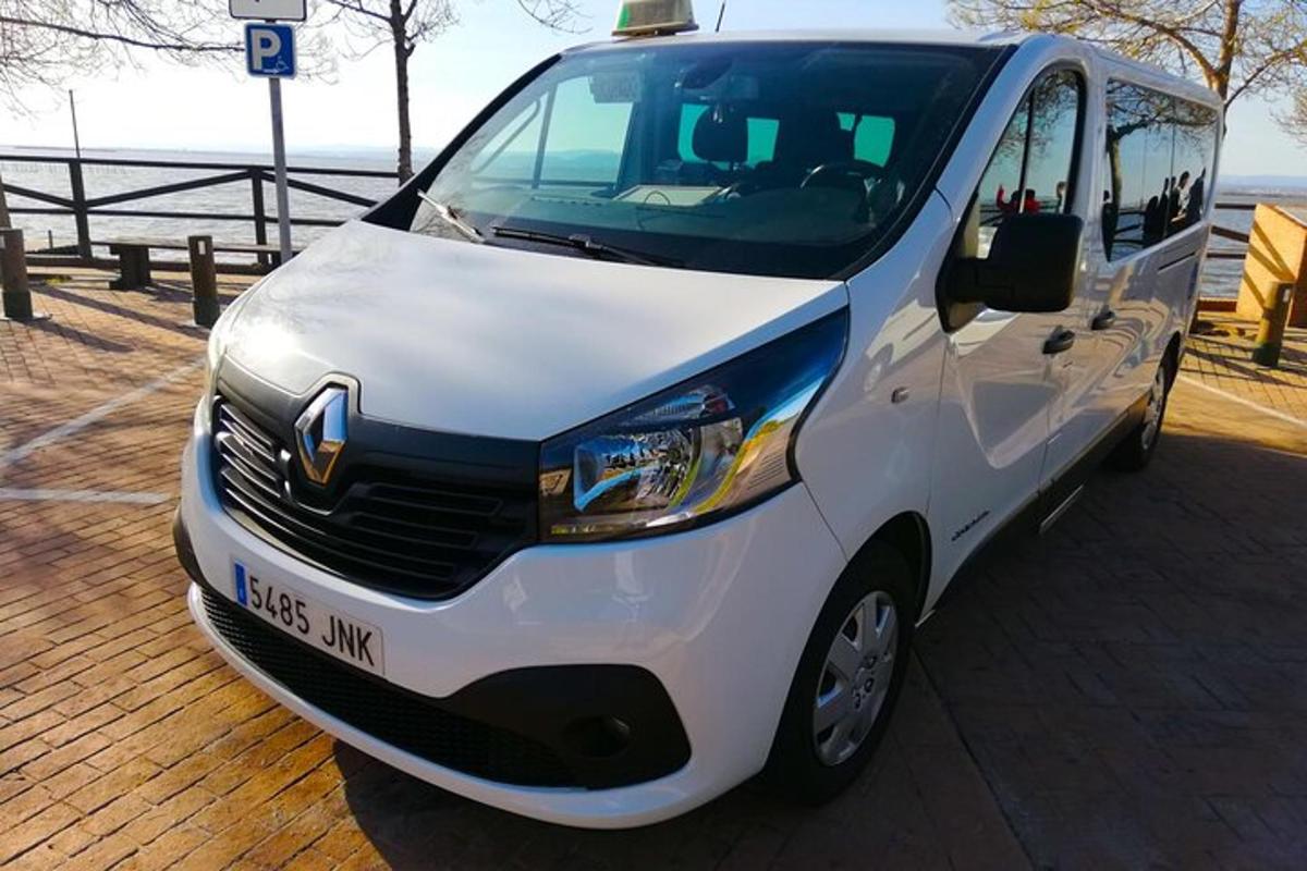 sebuah kereta putih diletakkan di atas laluan laluan berhampiran air