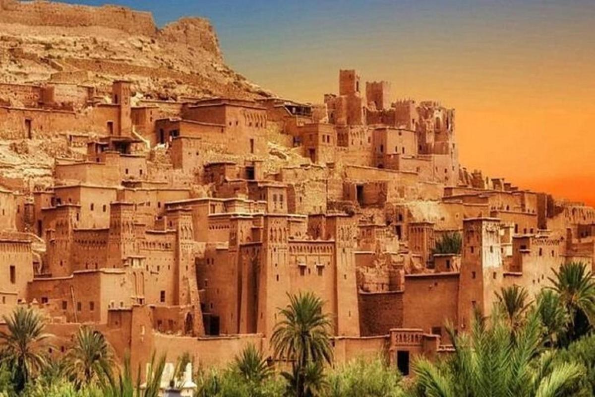 جبل مع منازل على قمته