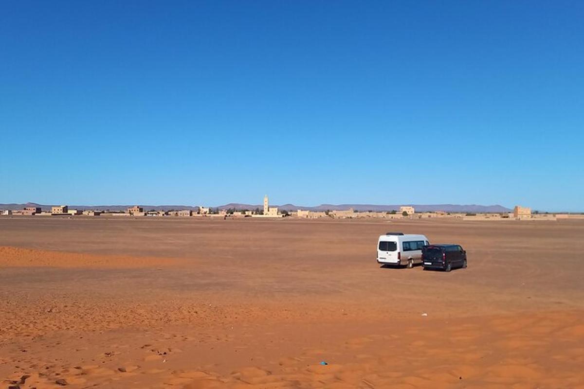 uma van branca estacionada no meio de um deserto
