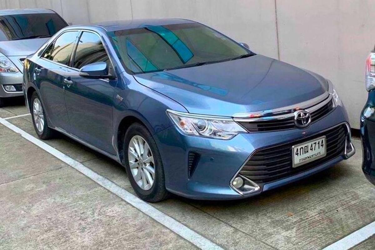 Un coche azul estacionado en un estacionamiento