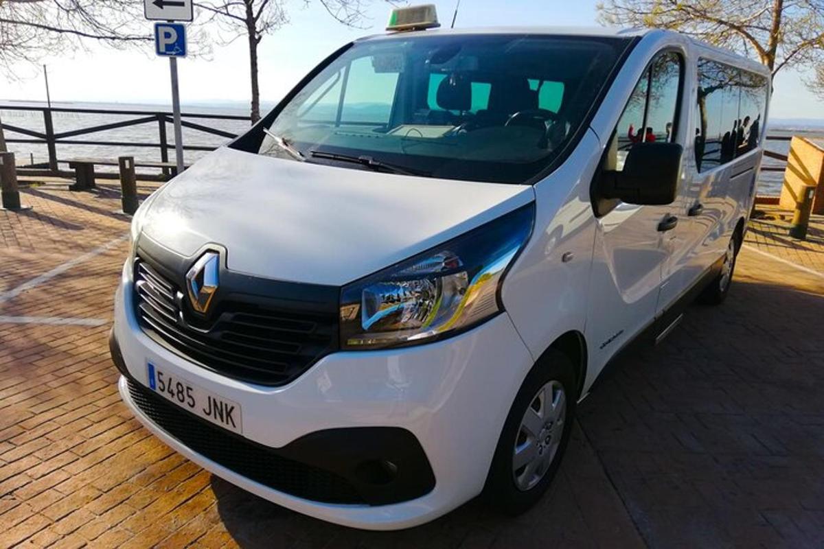 ein weißer Lieferwagen, der neben einem Pier geparkt ist