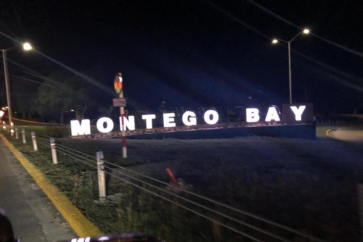 un cartello che dice Montecoco Bay di notte