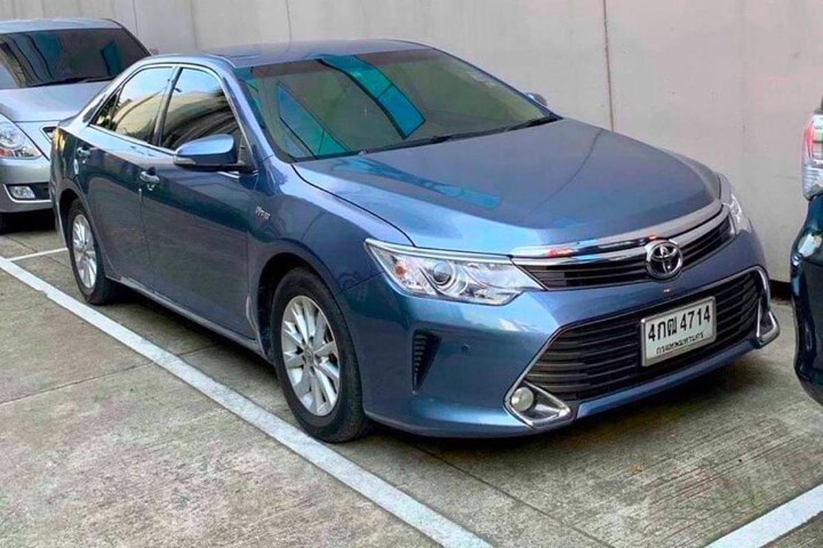 um carro azul estacionado em um estacionamento