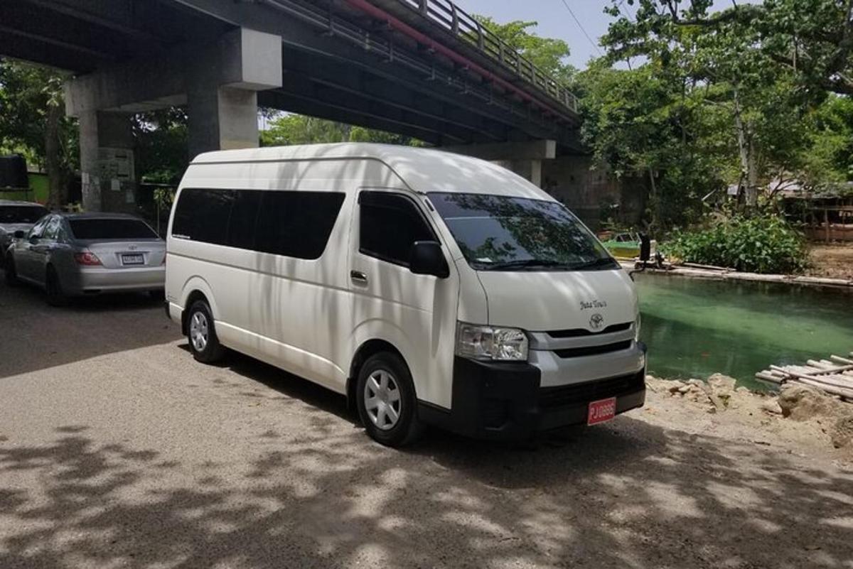 un furgone bianco è parcheggiato sotto un ponte