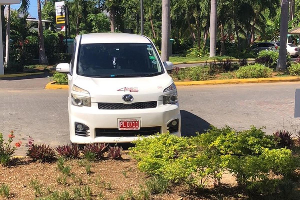 una furgoneta blanca aparcada a la vora d'un carrer