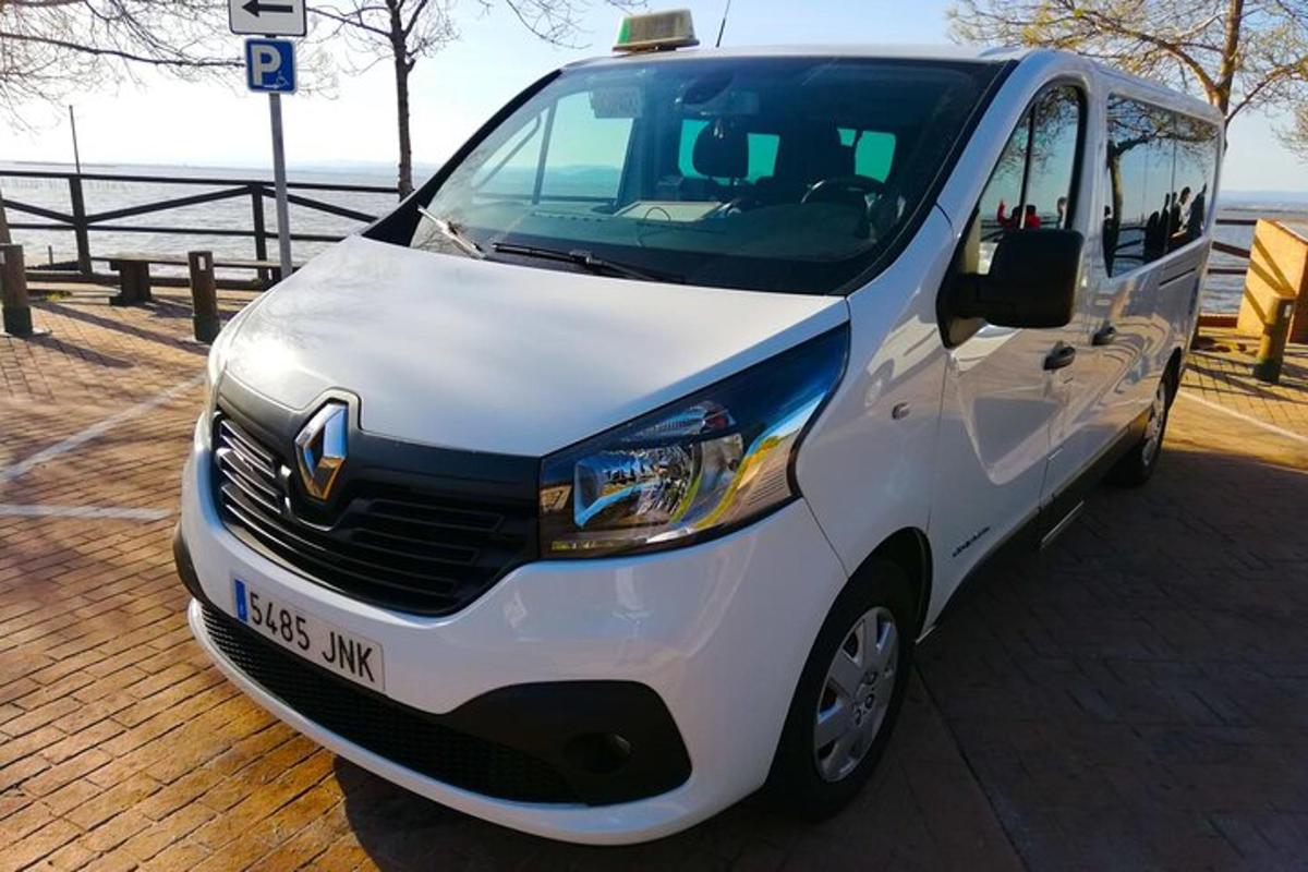 uma van branca estacionada em um píer próximo à água