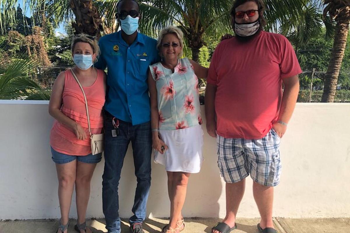 un gruppo di persone che indossano maschere in piedi accanto a un muro