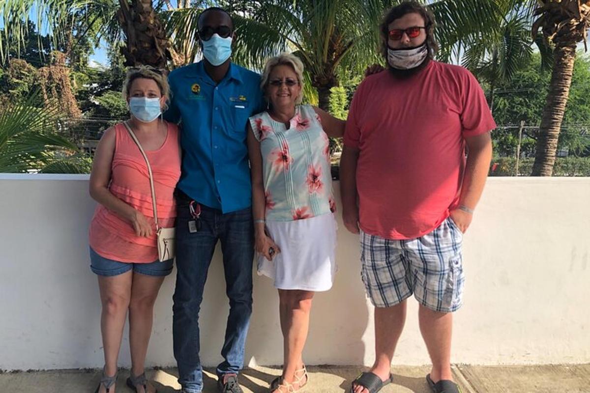 un gruppo di persone che indossano maschere in piedi accanto a un muro