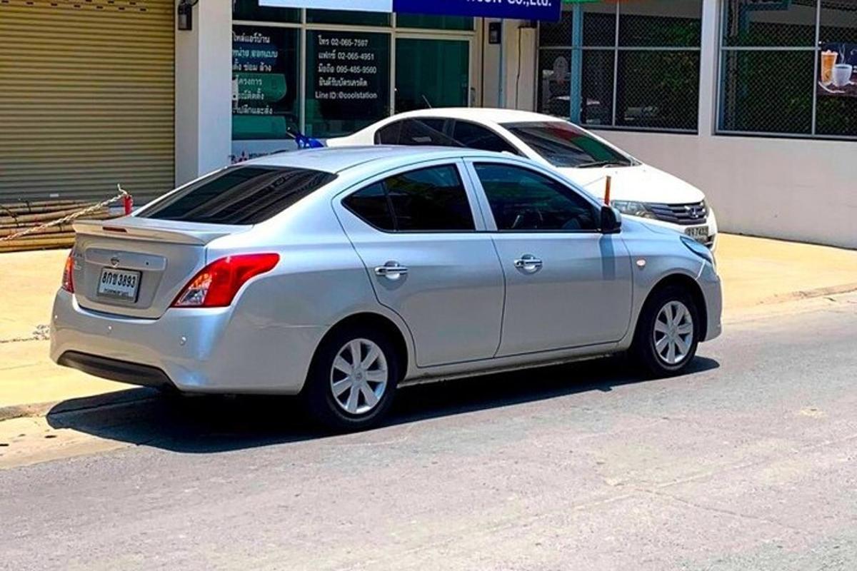 stříbrné auto zaparkované na kraji ulice