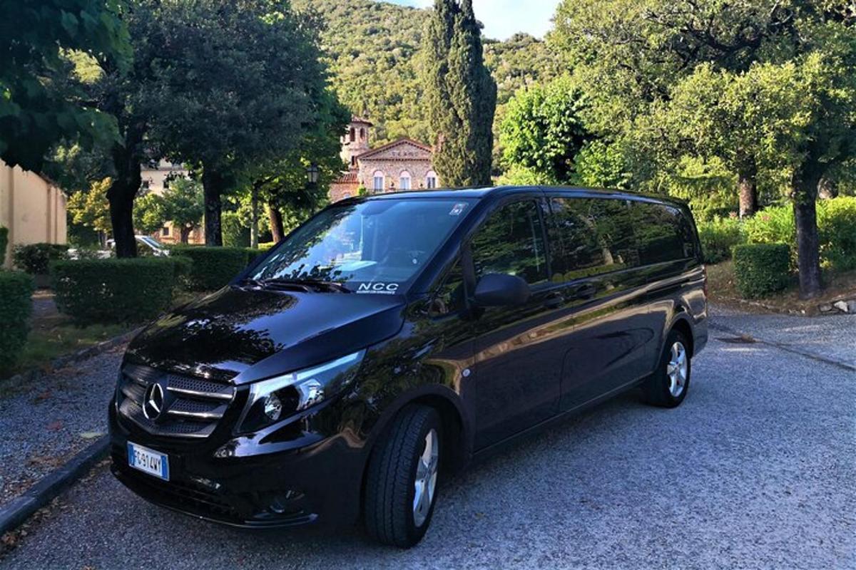 malé černé auto zaparkované na příjezdové cestě