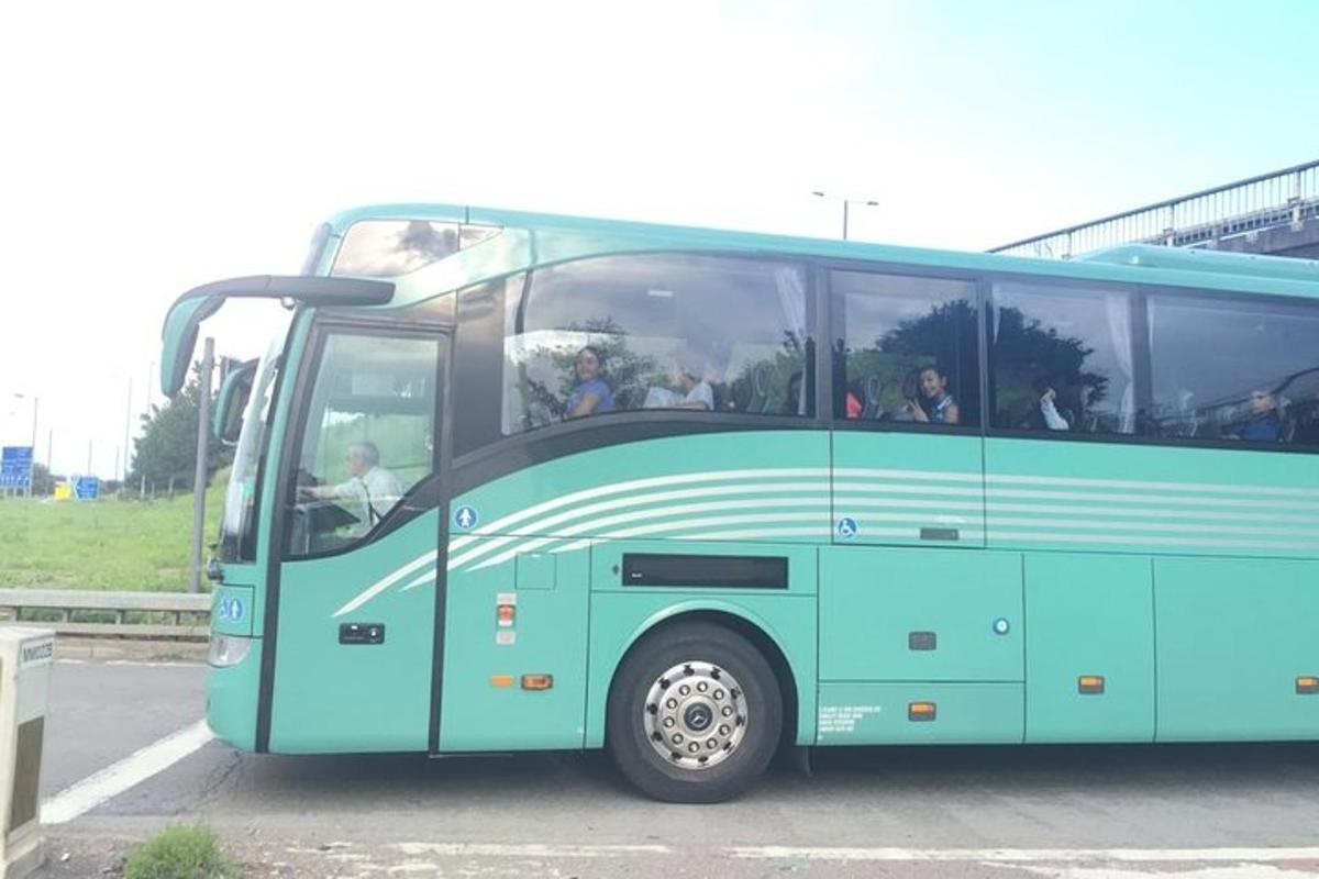 modrý autobus stojí na parkovišti