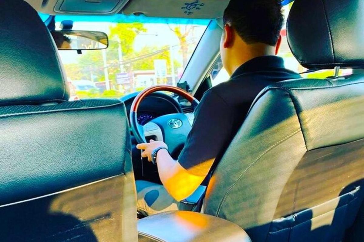 muž řídící auto na ulici