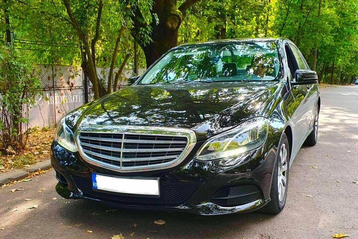 černé auto zaparkované na kraji silnice