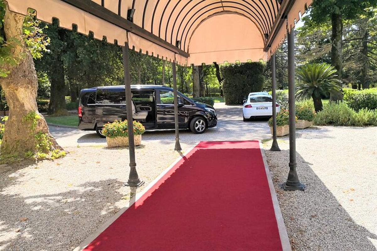červený koberec na parkovišti s autem