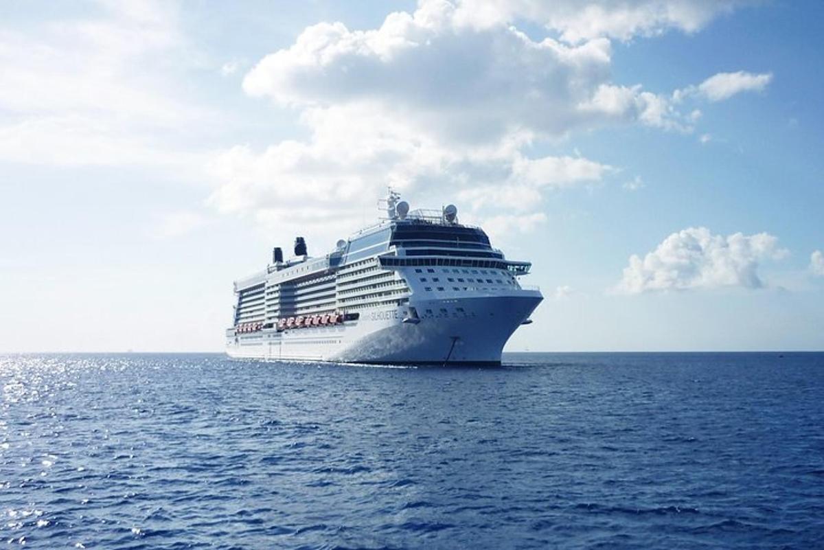 una nave da crociera nell'oceano sull'acqua