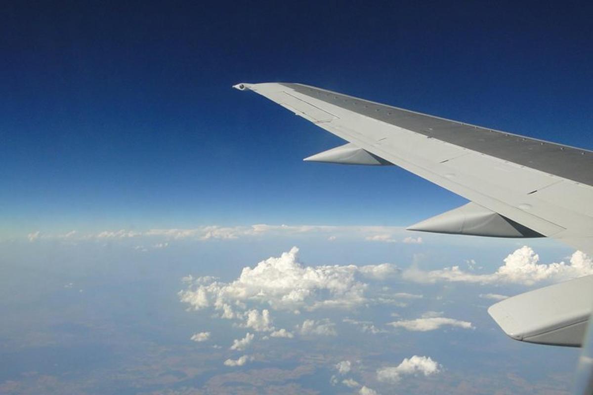 una vista dell'ala di un aereo che vola sopra le nuvole