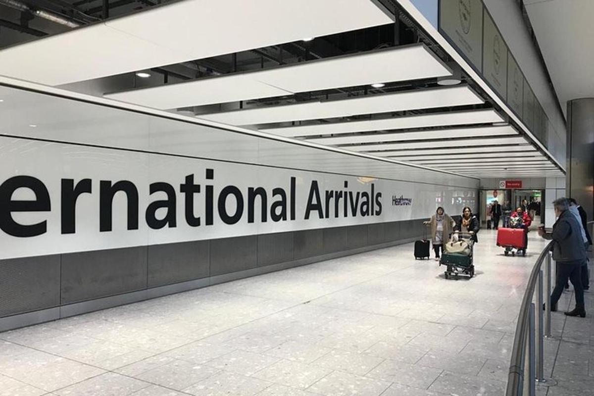 τερματικός σταθμός σε αεροδρόμιο με άτομα που περιμένουν τις αποσκευές τους