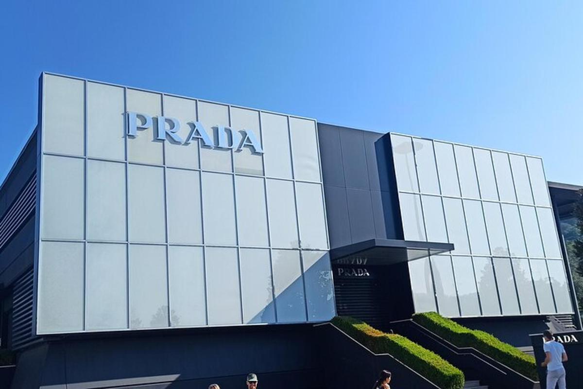 hoone, mille küljel on sõna praia