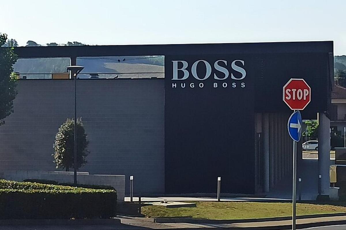 un edifici amb un senyal d'aturada al davant